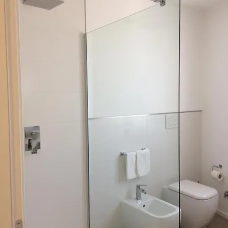 Milan מלון דירות 4*